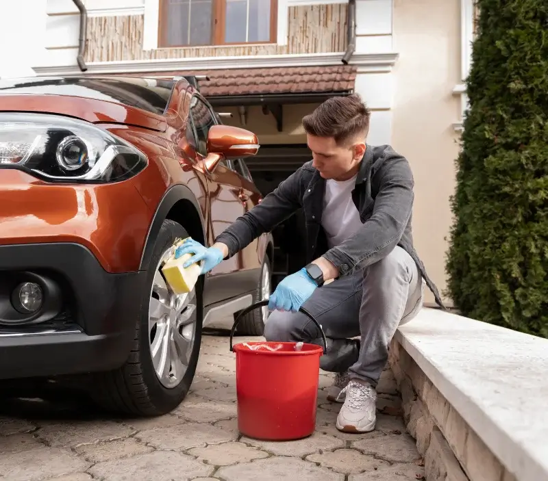 Lavage auto à domicile Bernac-Dessus : professionnel intervenant sur un véhicule